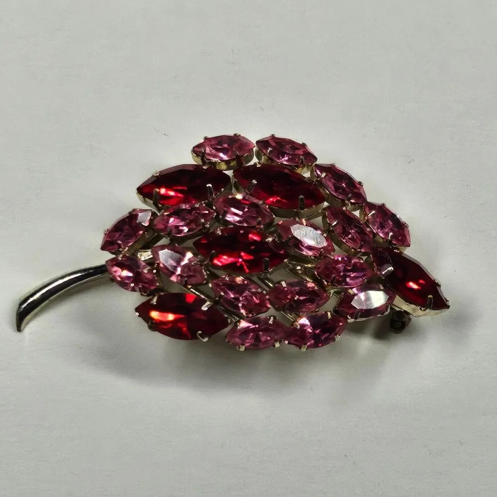 Rhinestone Leaf Pin Pink Red Goldtone Vintage MCM Brooch - Picture 1 of 8